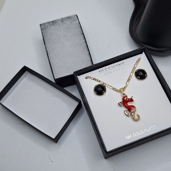18k gold plated figaro chain with Red seahorse charm pendant black onyx studs - Picture 6 of 12